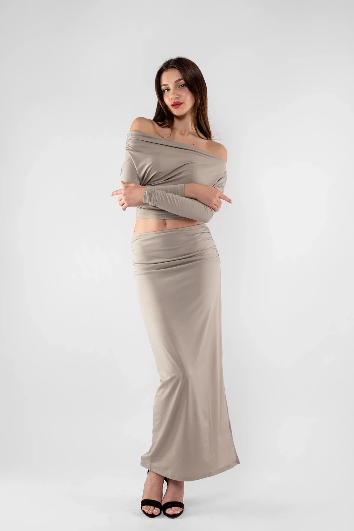 Yarım Omuz Yırtmaç Detaylı Büzgülü Sandy Kumaş Etekli Gri Takım
