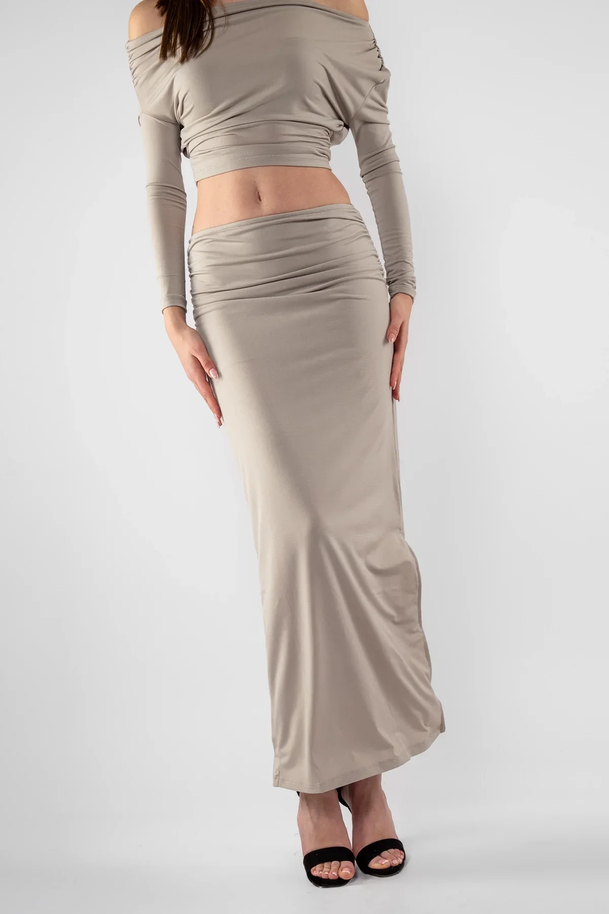 Yarım Omuz Yırtmaç Detaylı Büzgülü Sandy Kumaş Etekli Gri Takım