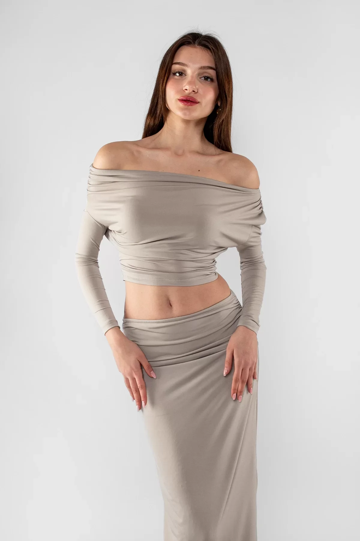 Yarım Omuz Yırtmaç Detaylı Büzgülü Sandy Kumaş Etekli Gri Takım
