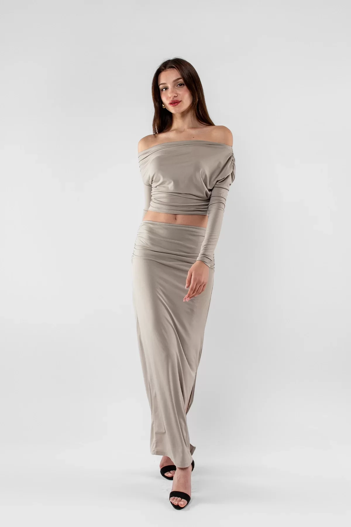 Yarım Omuz Yırtmaç Detaylı Büzgülü Sandy Kumaş Etekli Gri Takım