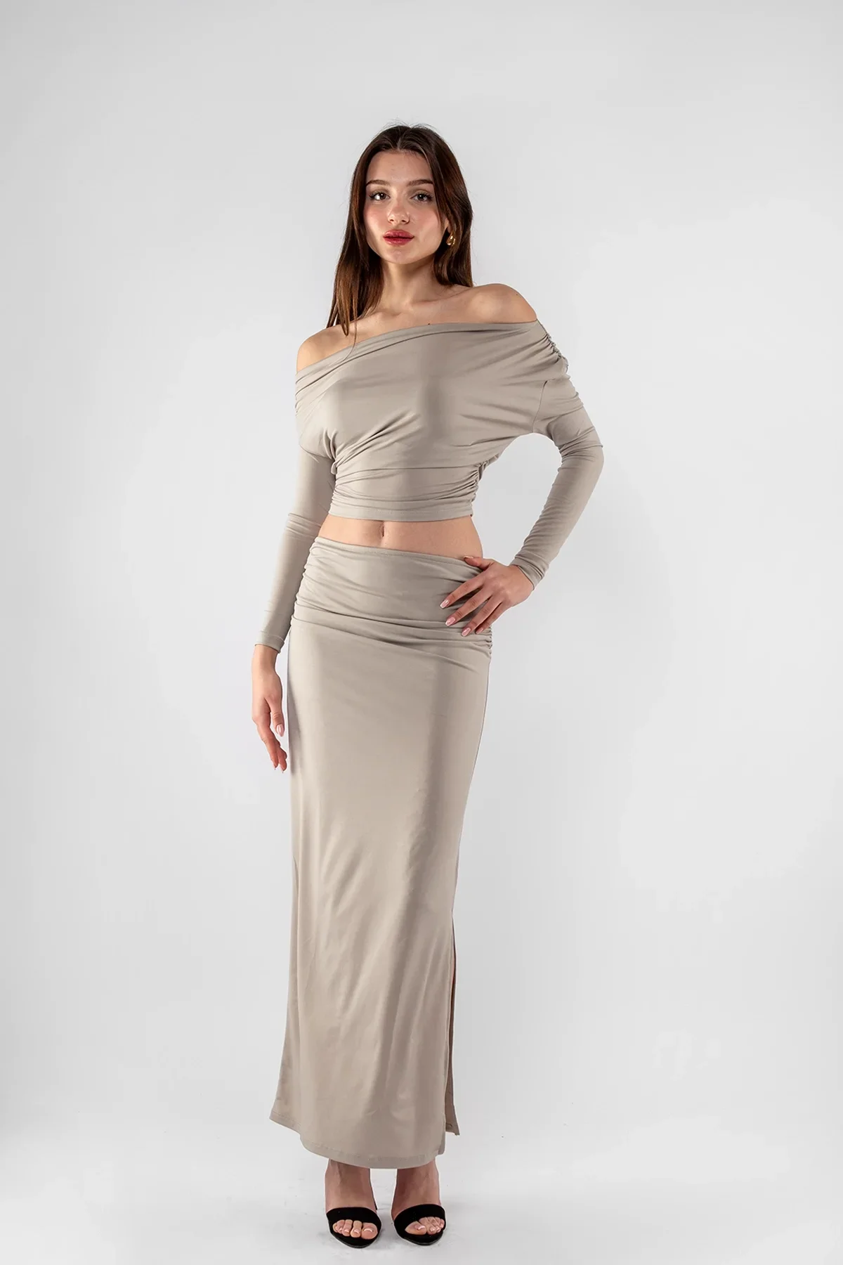 Yarım Omuz Yırtmaç Detaylı Büzgülü Sandy Kumaş Etekli Gri Takım