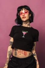 Cosmopolitan Baskılı Siyah Crop Top