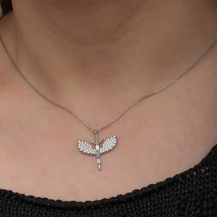 925 Ayar Gümüş Baget Taşlı Mikail Kılıcı Kadın Kolye T8663 (599599)