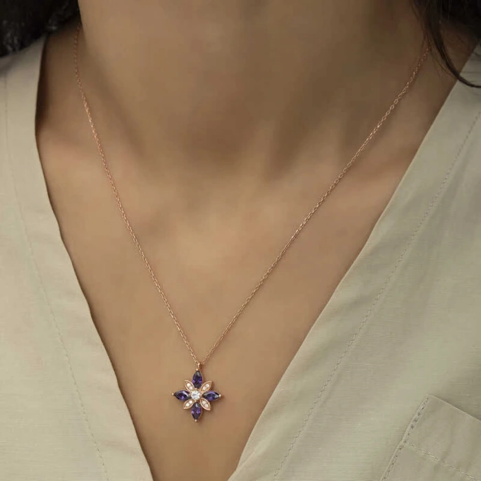 Byhodi 925 Ayar Gümüş Mor Taşlı Umut Çiçeği Gümüş Kolye T6018 (599599)