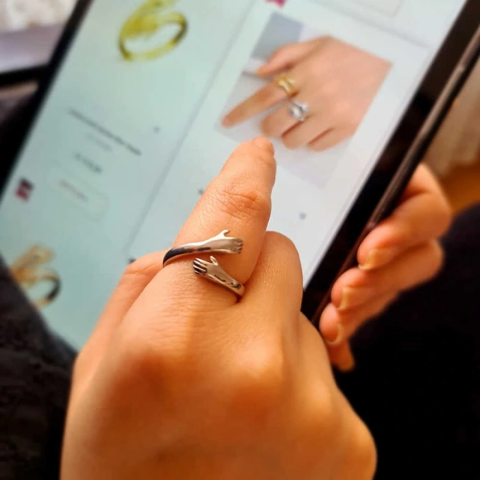 Byhodi ​925 Ayar Gümüş Sarılan Eller Yüzük T5109 (599599)