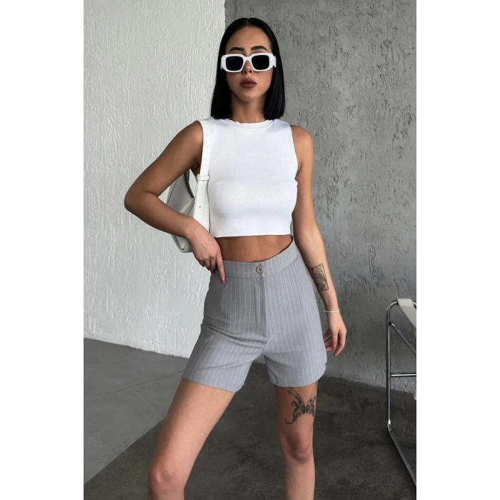 Zarif Ve Şıklığı Bir Arada Sunan Yüksek Bel Krep Esnek Çimalı Çizgili Şort Gri