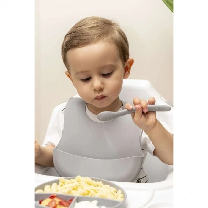 Gri 3’lü Silikon Yemek Seti – Önlük + Diş Kaşıyıcılı Kaşık + Vakumlu Tabak