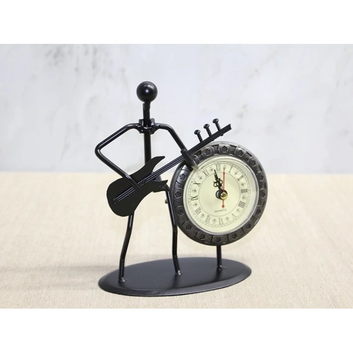 Metal Saatli Gitar Çalan Müzisyen Alk4334