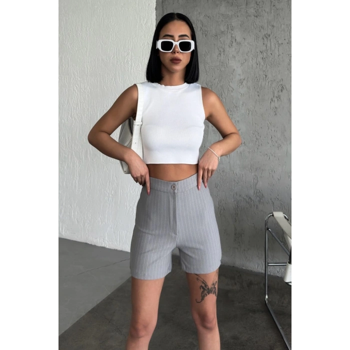 Zarif Ve Şıklığı Bir Arada Sunan Yüksek Bel Krep Esnek Çimalı Çizgili Şort Gri