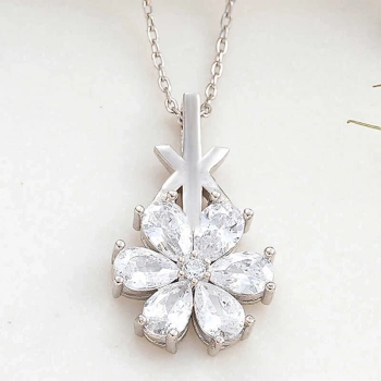 925 Ayar Gümüş Beyaz Sevgi Çiçeği Kadın Kolye T8180 (599)