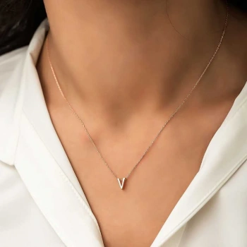 925 Ayar Gümüş Rose 3 Boyutlu V Harf Kadın Gümüş Kolye T5933 (599599)