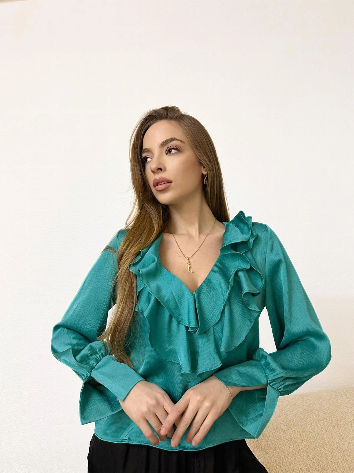 V Yaka Uzun Kollu Fırfır Detaylı Turkuaz Bluz