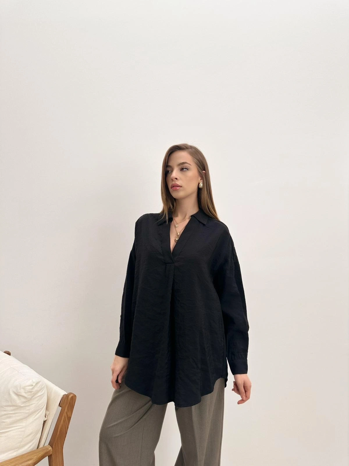 Uzun Kollu V Yaka Oversize (Geniş Kalıp) Siyah Gömlek