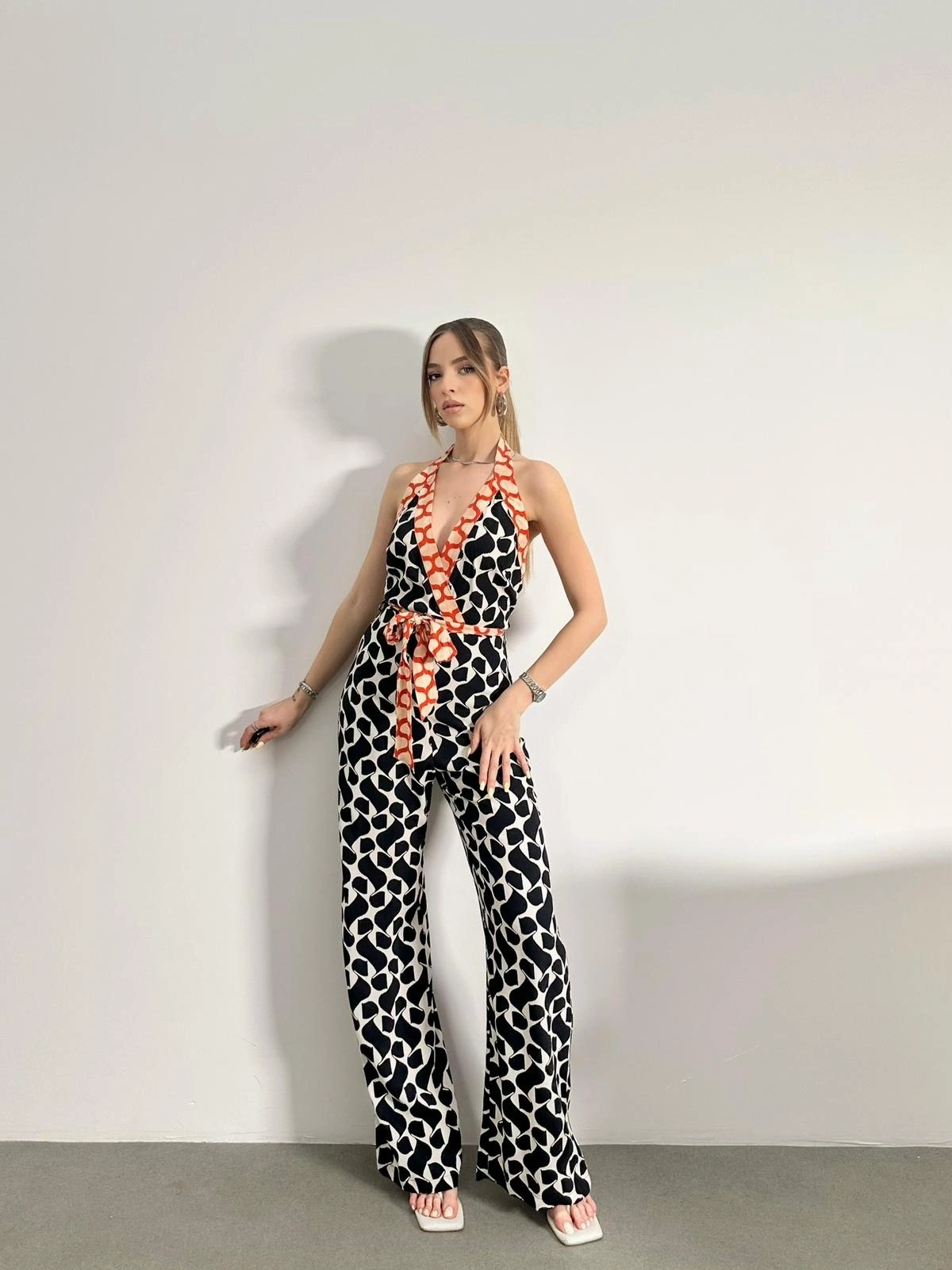 Halter Yaka Boynundan Askılı Desenli Tulum