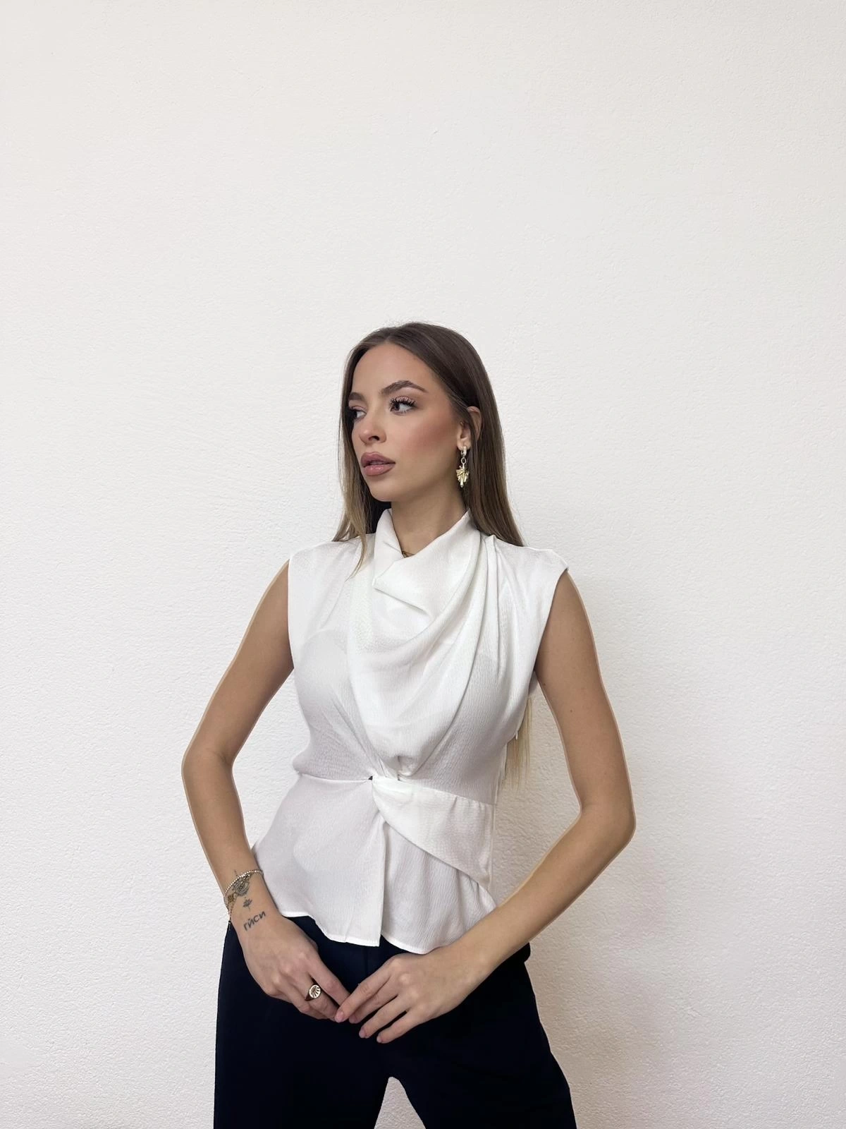 Sıfır Kol Degaje Yaka Volanlı Bluz