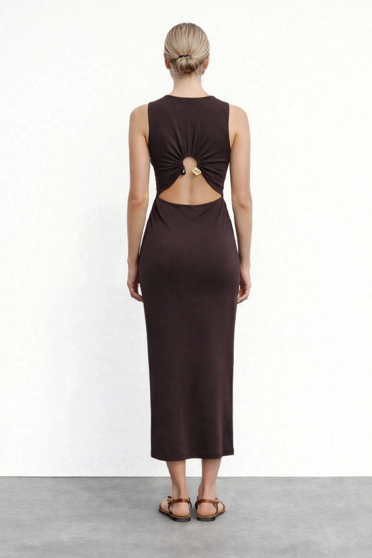 Arka Taş Detaylı Kahverengi Midi Elbise