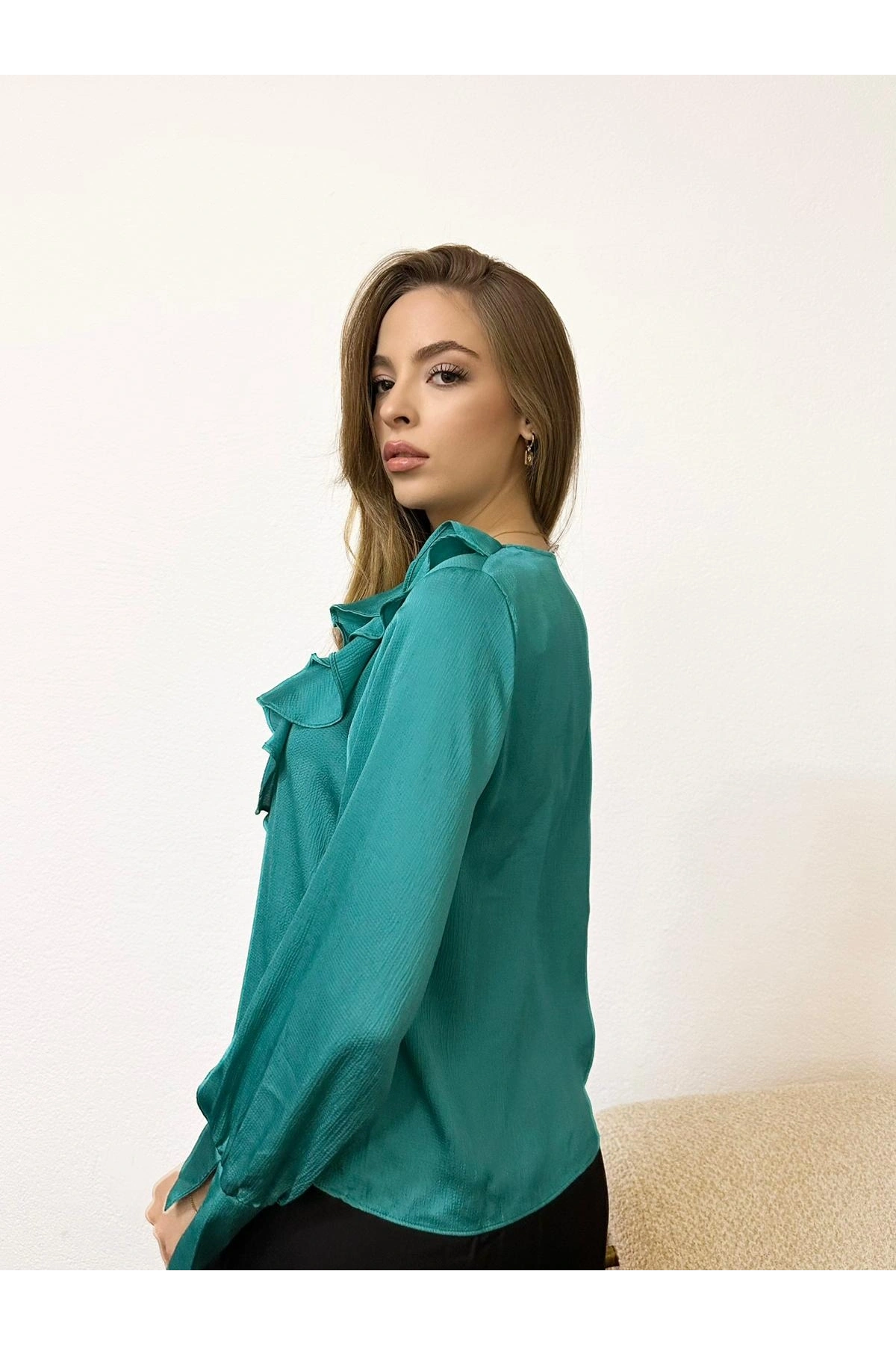 V Yaka Uzun Kollu Fırfır Detaylı Turkuaz Bluz