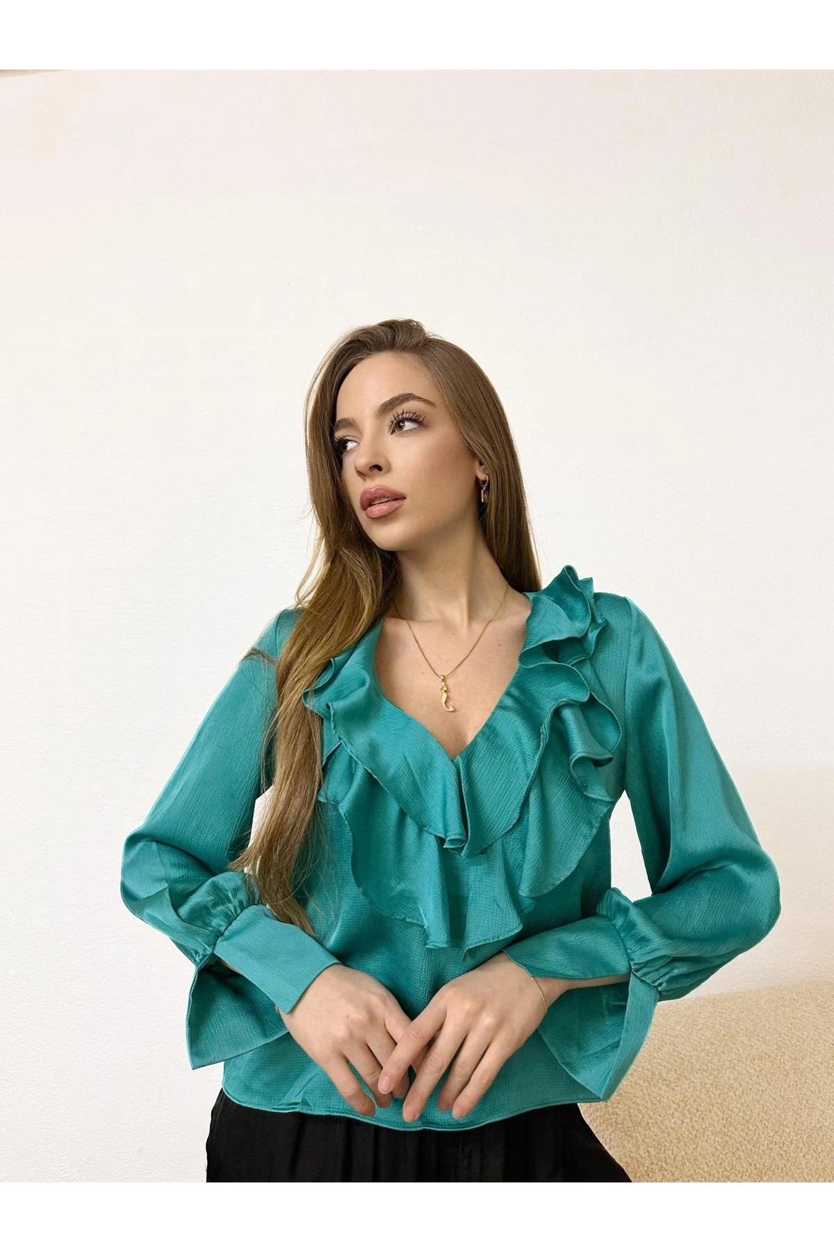 V Yaka Uzun Kollu Fırfır Detaylı Turkuaz Bluz