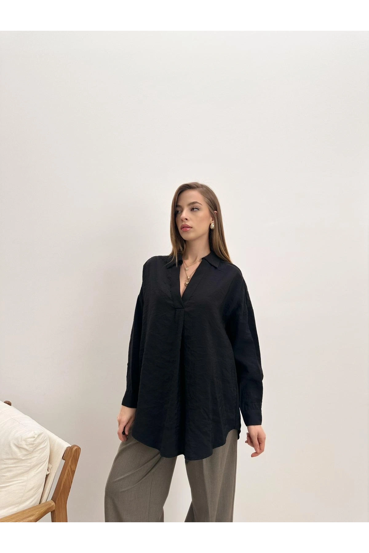 Uzun Kollu V Yaka Oversize (Geniş Kalıp) Siyah Gömlek