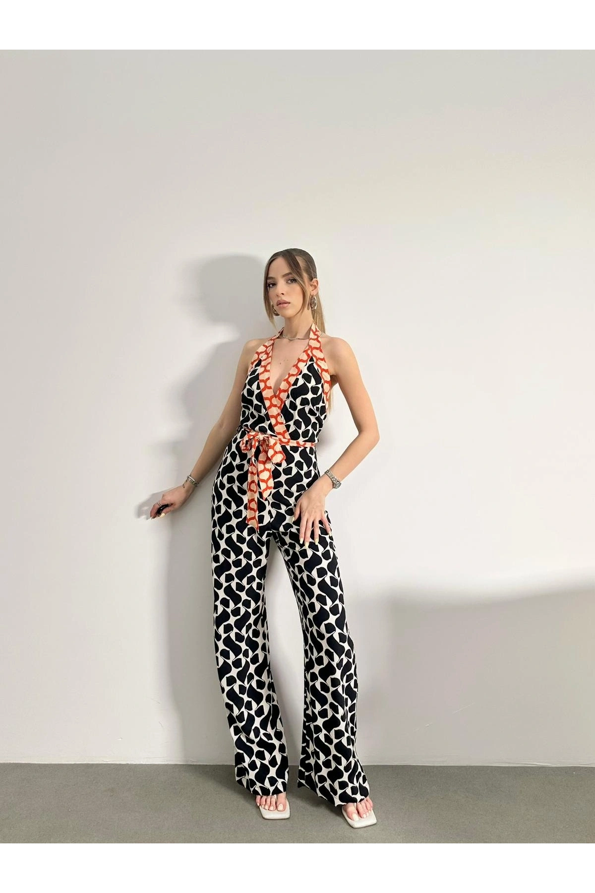 Halter Yaka Boynundan Askılı Desenli Tulum