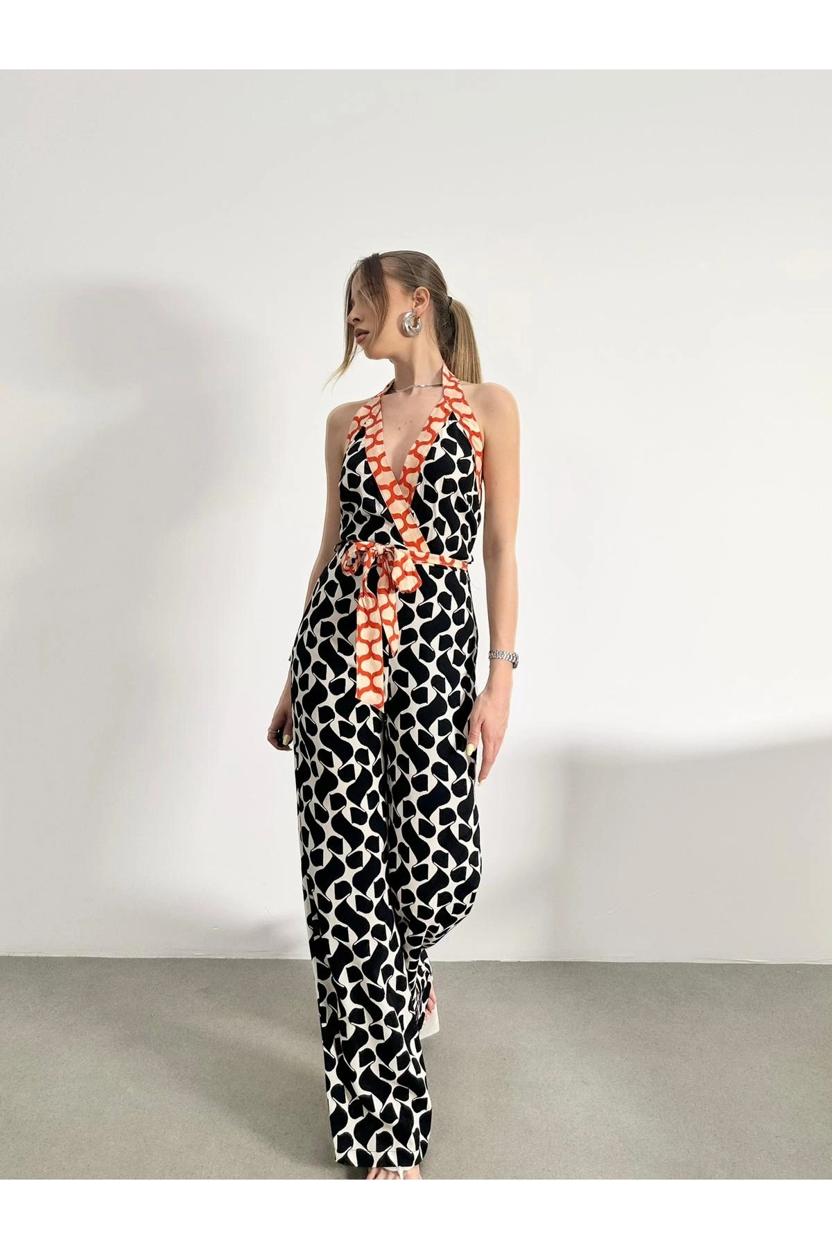 Halter Yaka Boynundan Askılı Desenli Tulum