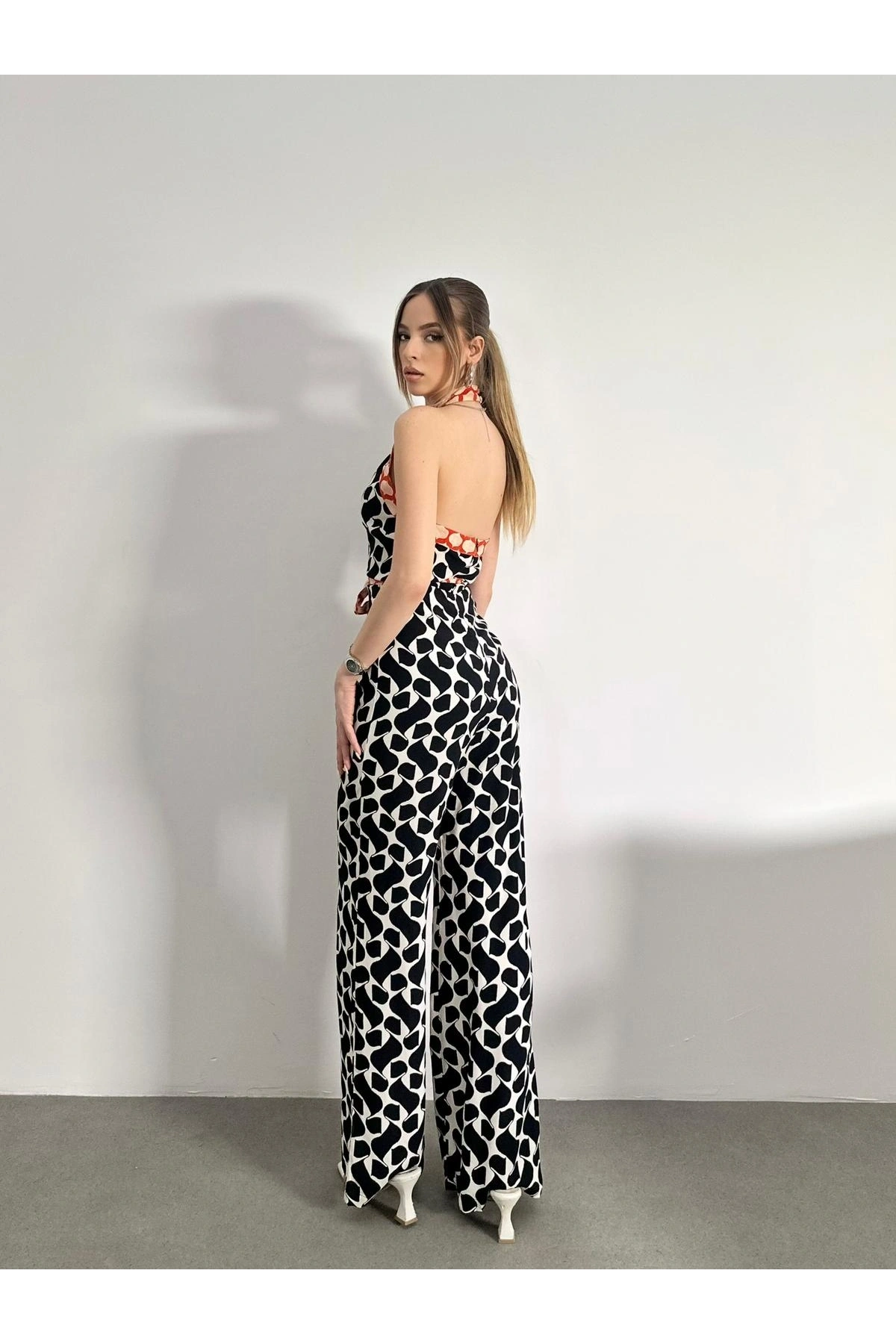 Halter Yaka Boynundan Askılı Desenli Tulum