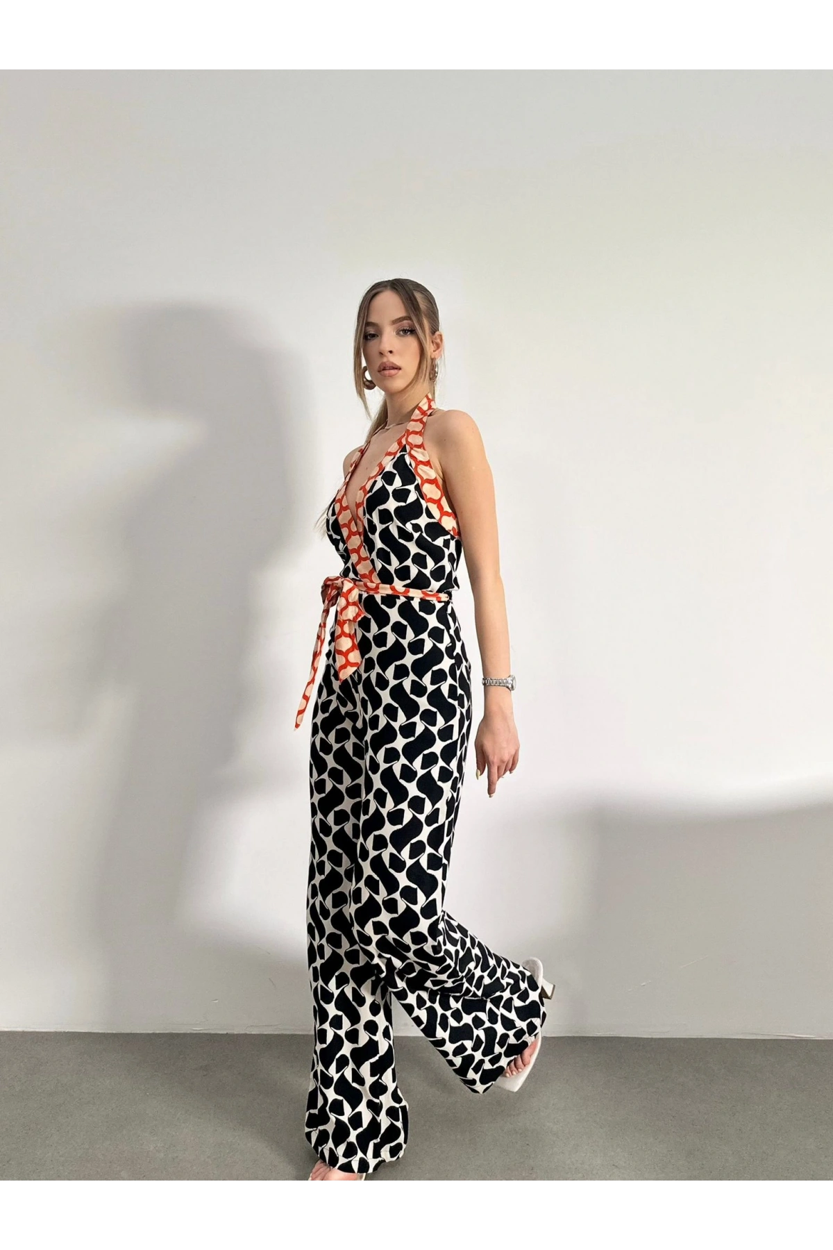 Halter Yaka Boynundan Askılı Desenli Tulum