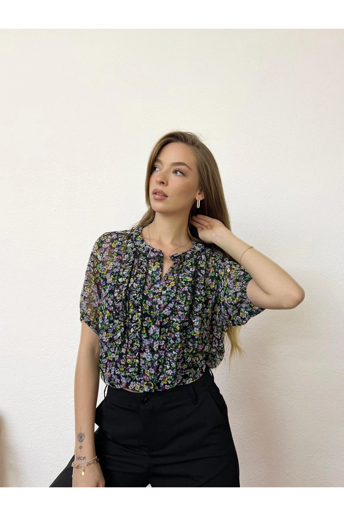 Floral Fırfırlı Düğmeli Astarsız Şifon Bluz