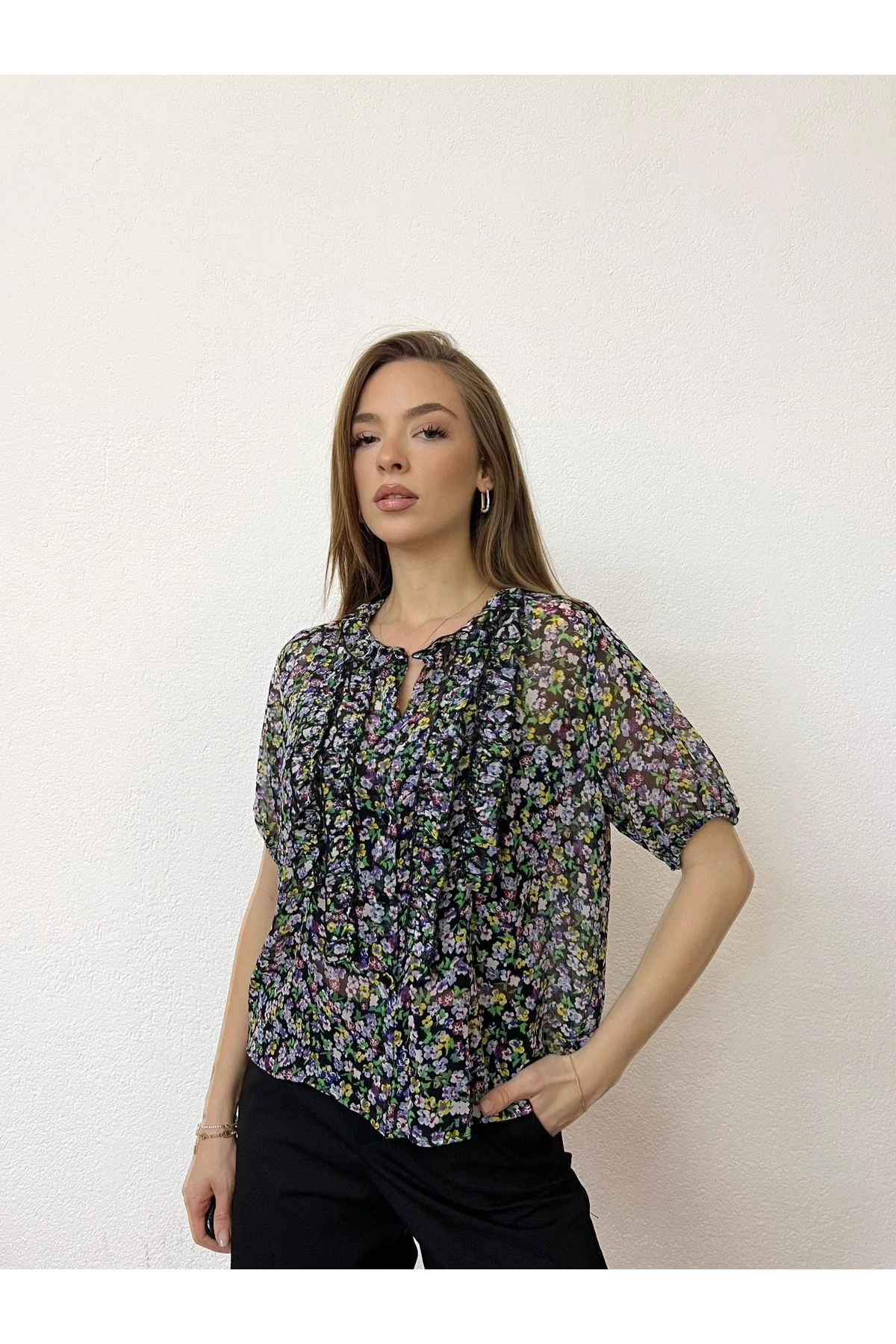 Floral Fırfırlı Düğmeli Astarsız Şifon Bluz