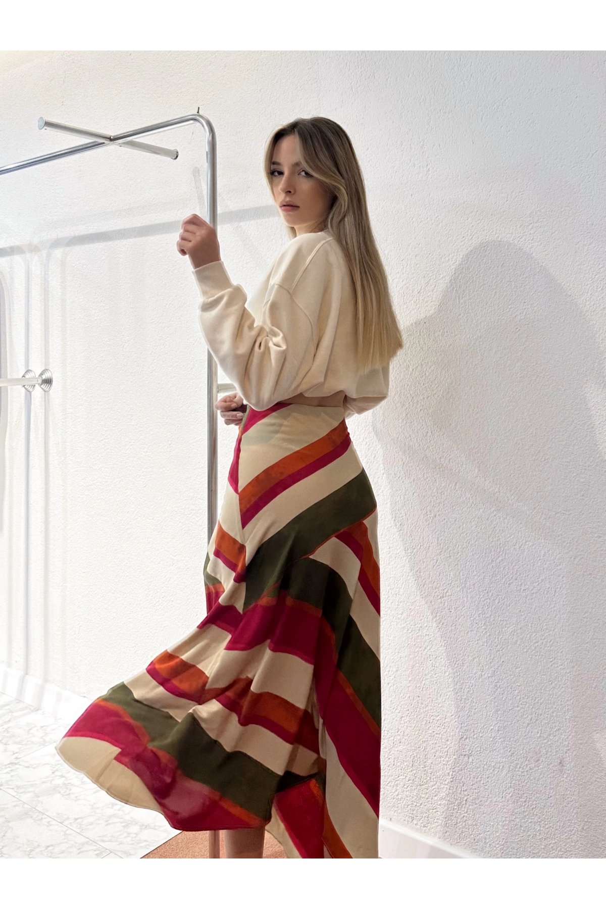 Asimetrik Çizgili Renkli Saten Etek