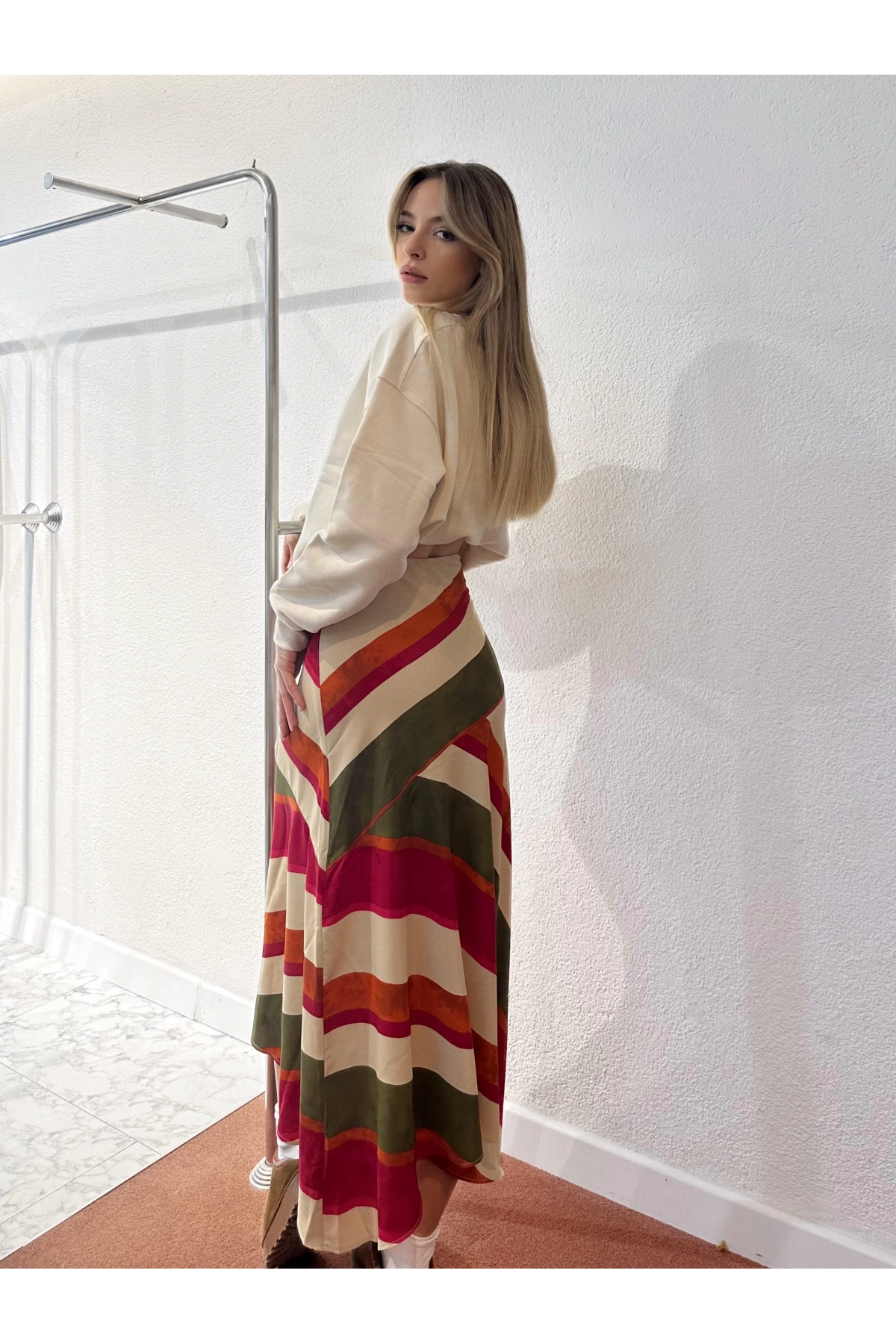 Asimetrik Çizgili Renkli Saten Etek