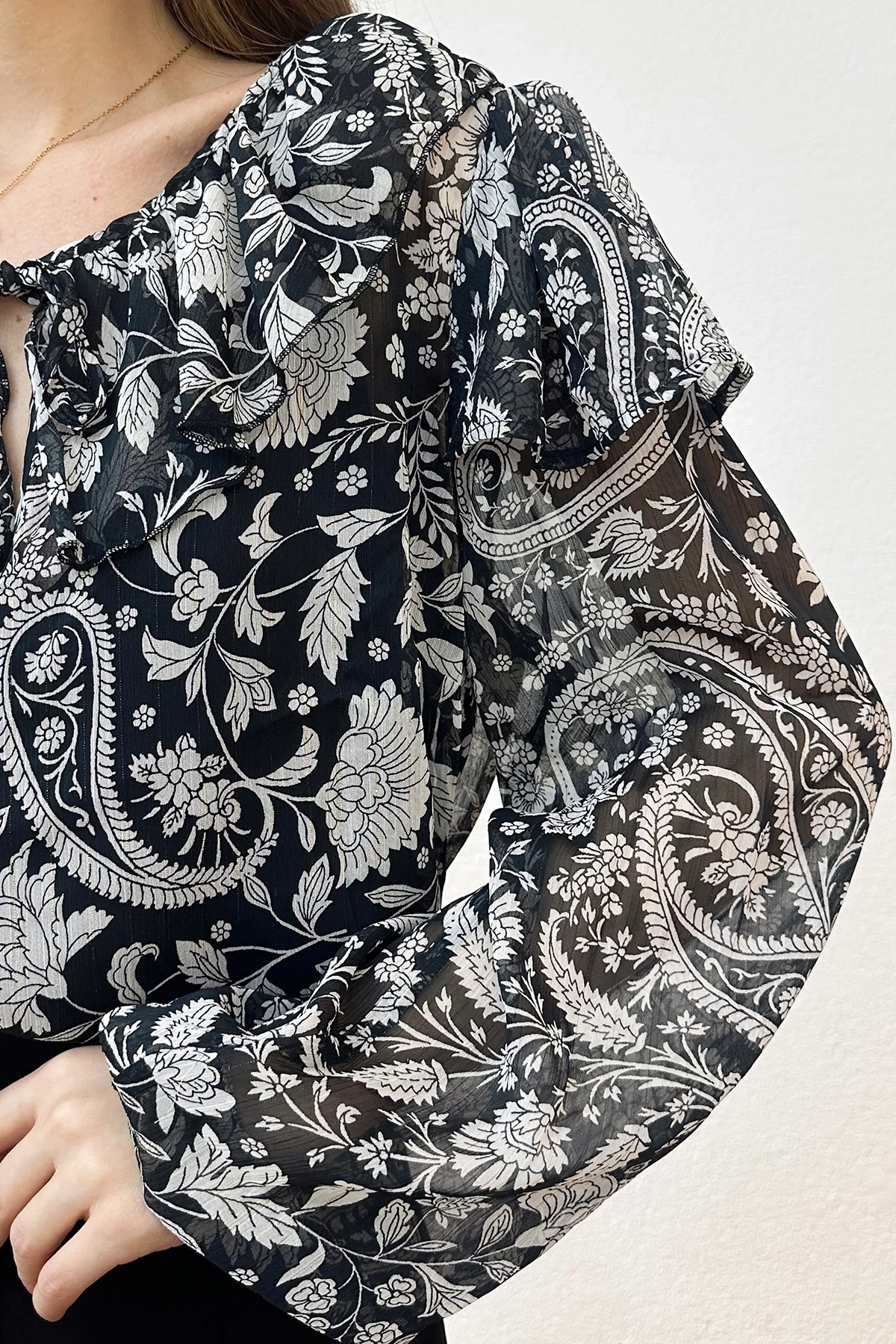 Balon Kol Astarlı Çiçek Desenli Siyah Bluz