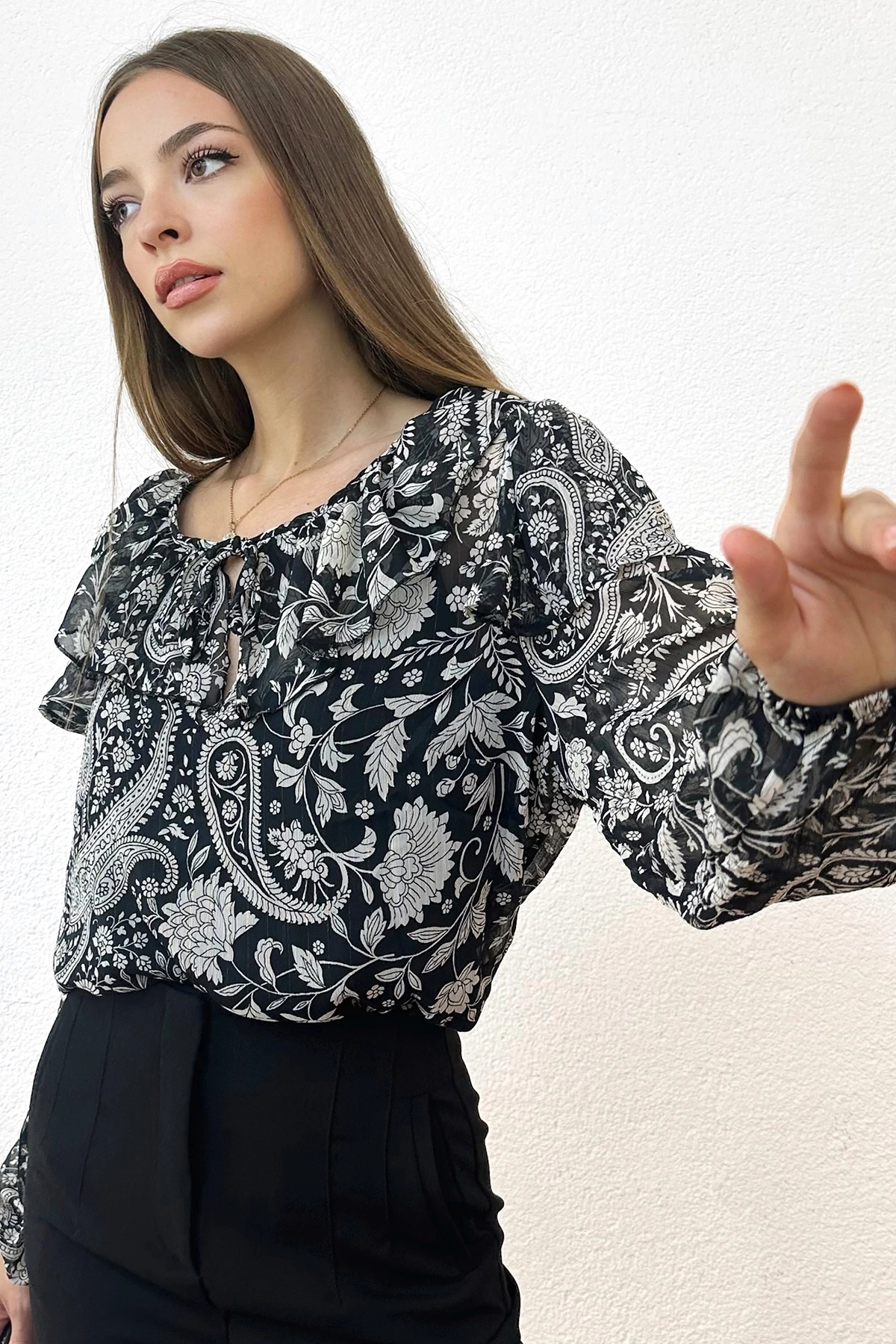 Balon Kol Astarlı Çiçek Desenli Siyah Bluz