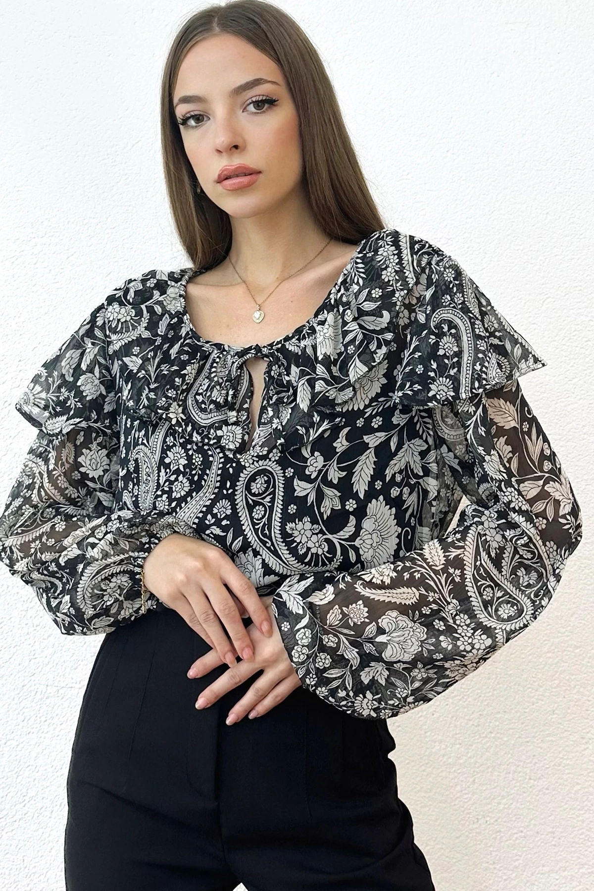 Balon Kol Astarlı Çiçek Desenli Siyah Bluz