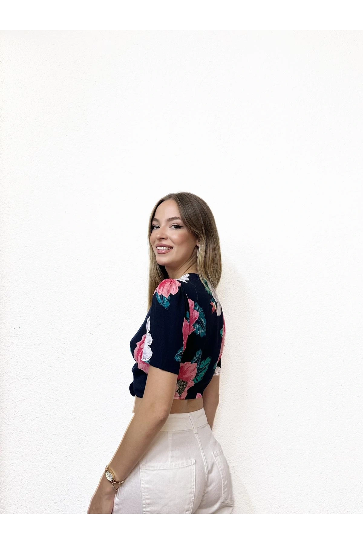 Çiçek Desenli V Yaka Önü Bağlamalı Crop Bluz