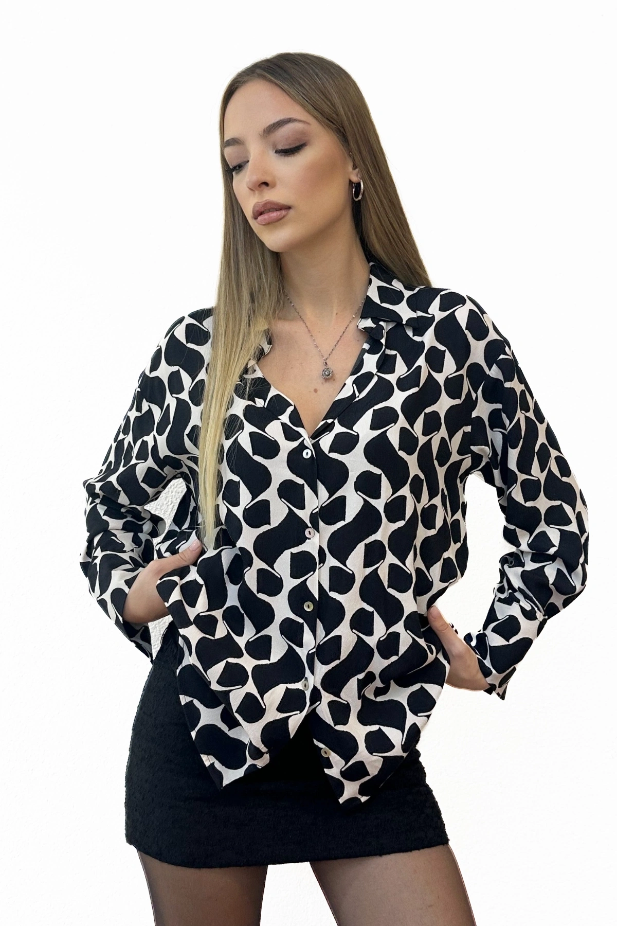 Oversize Grafik Desenli Siyah Gömlek