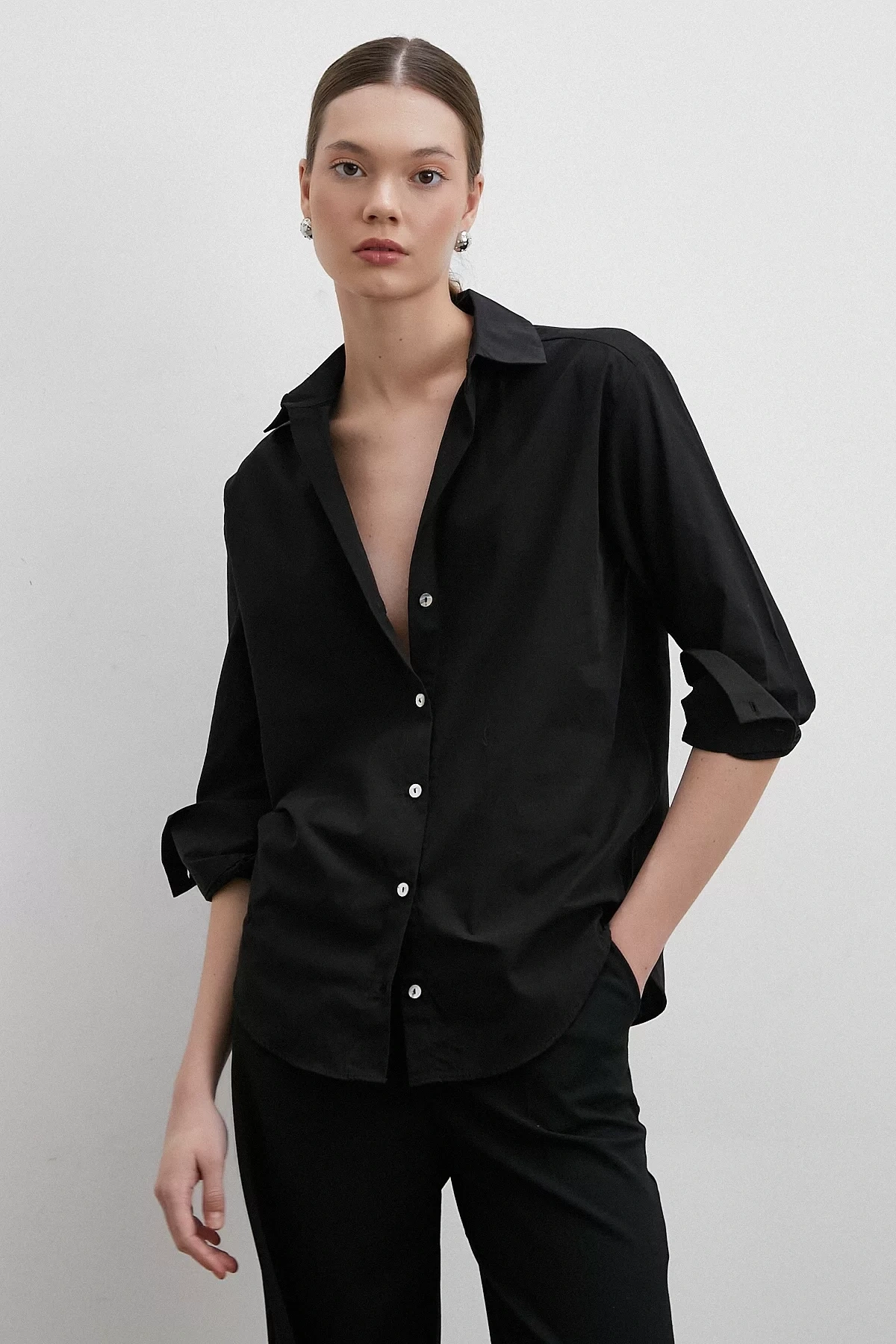 Pamuklu V Yaka Siyah Gömlek