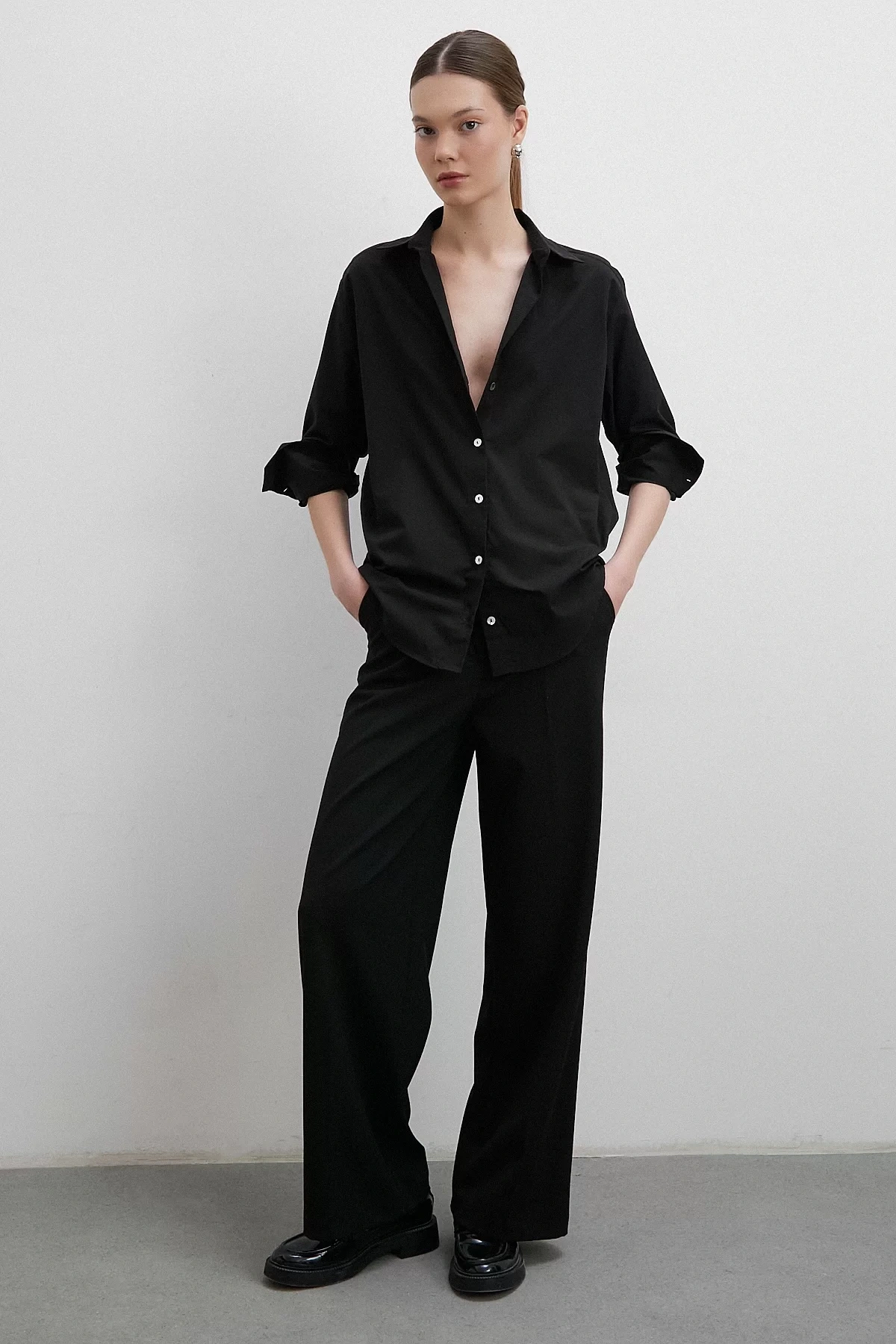 Pamuklu V Yaka Siyah Gömlek