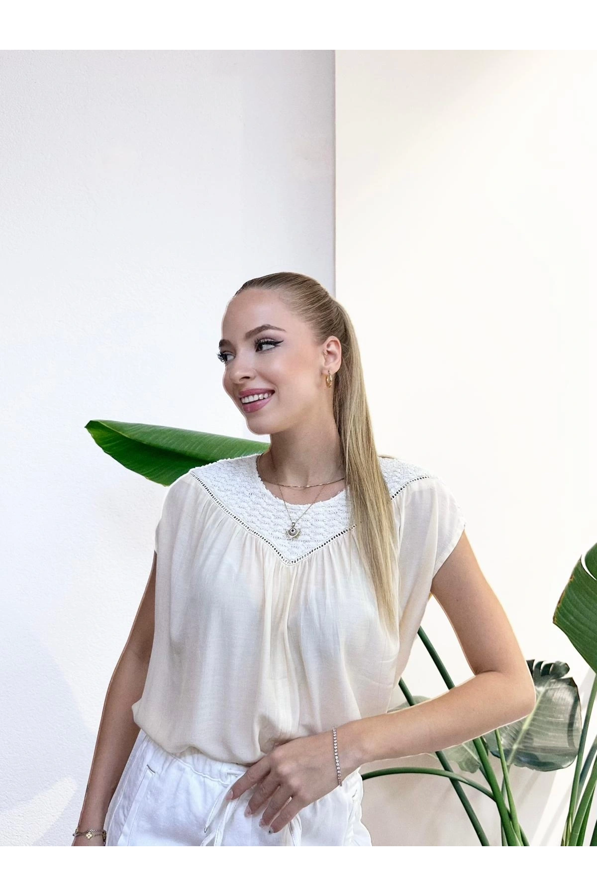 Sıfır Kol Dantelli Bluz