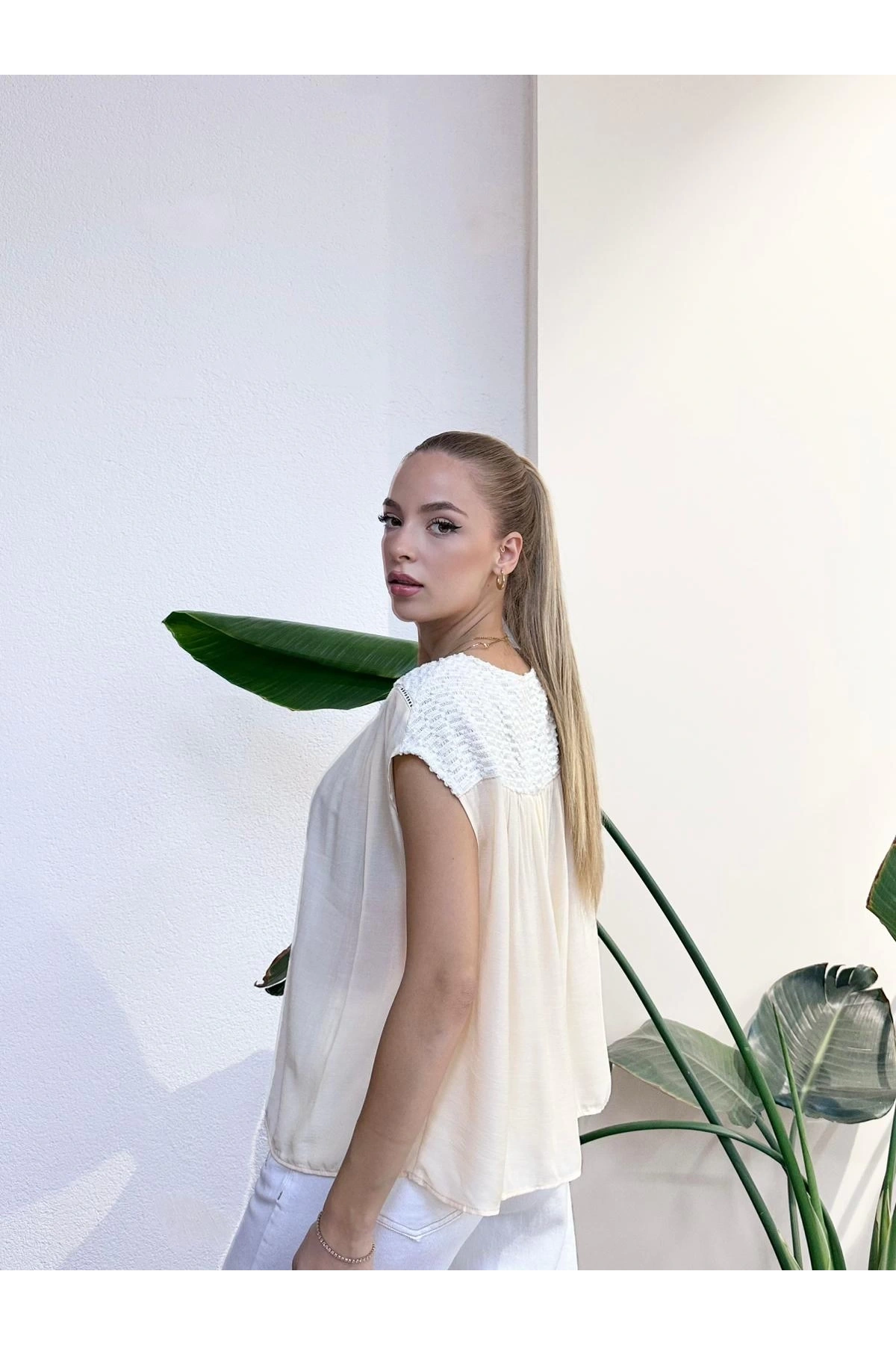 Sıfır Kol Dantelli Bluz