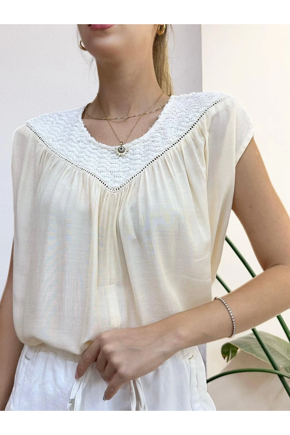 Sıfır Kol Dantelli Bluz