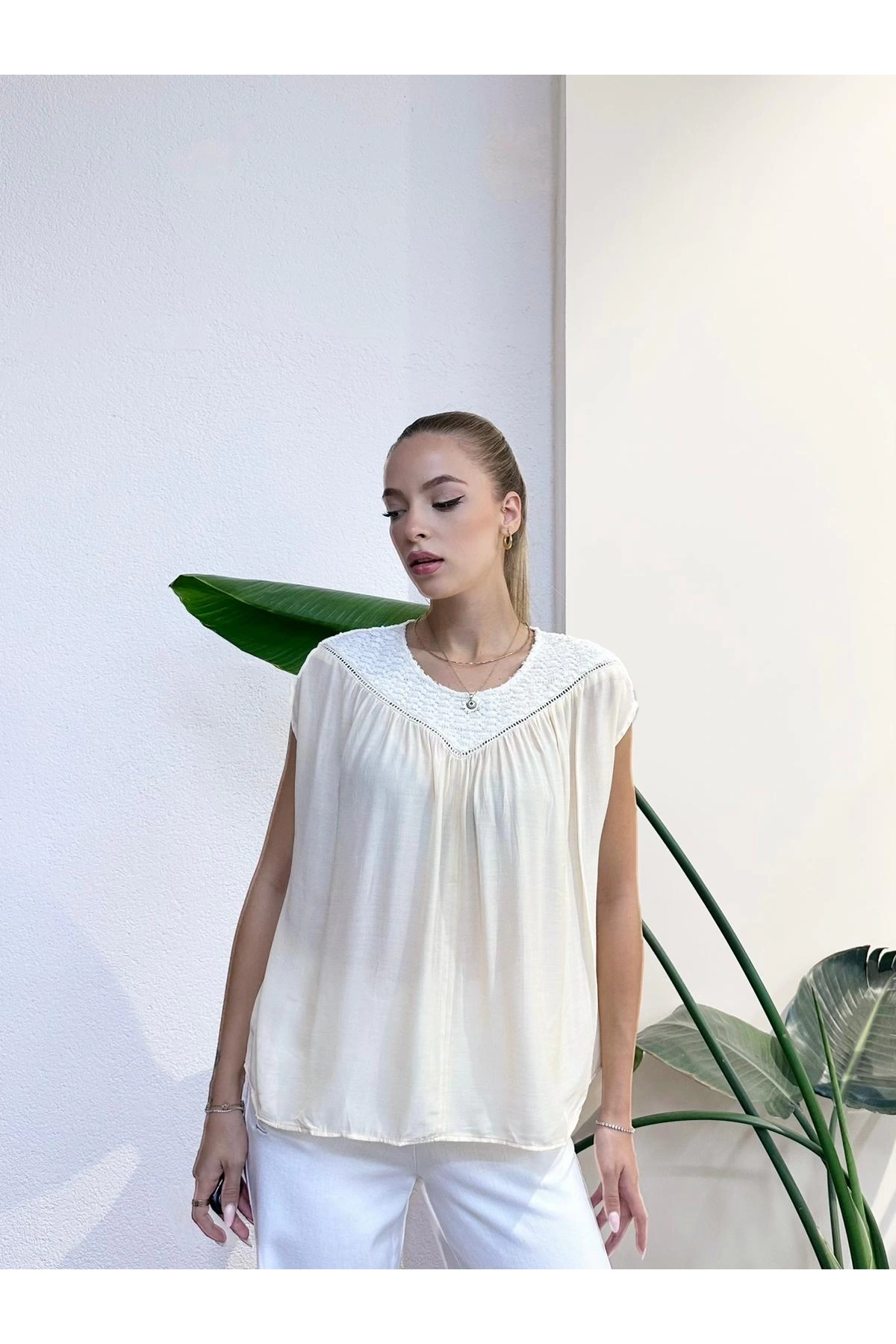 Sıfır Kol Dantelli Bluz