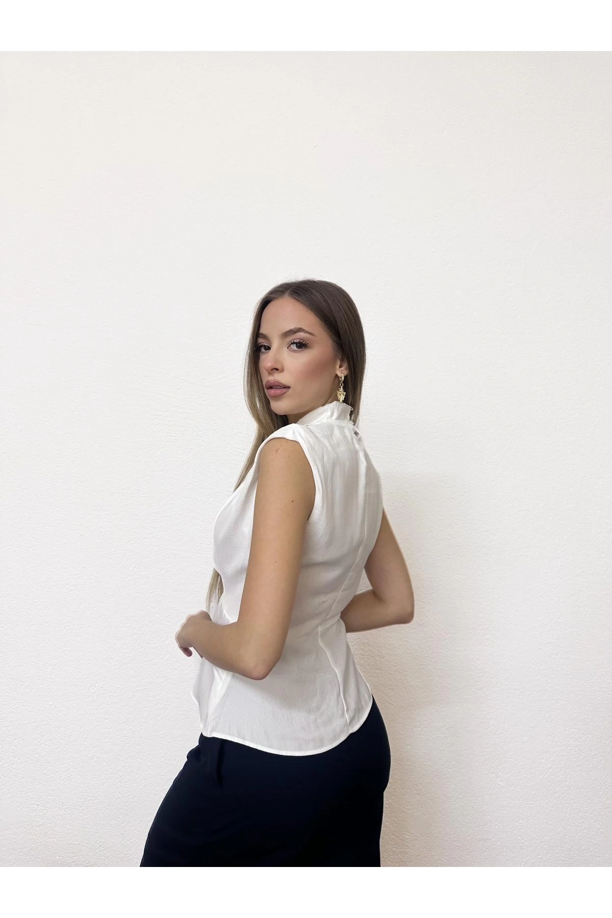 Sıfır Kol Degaje Yaka Volanlı Bluz