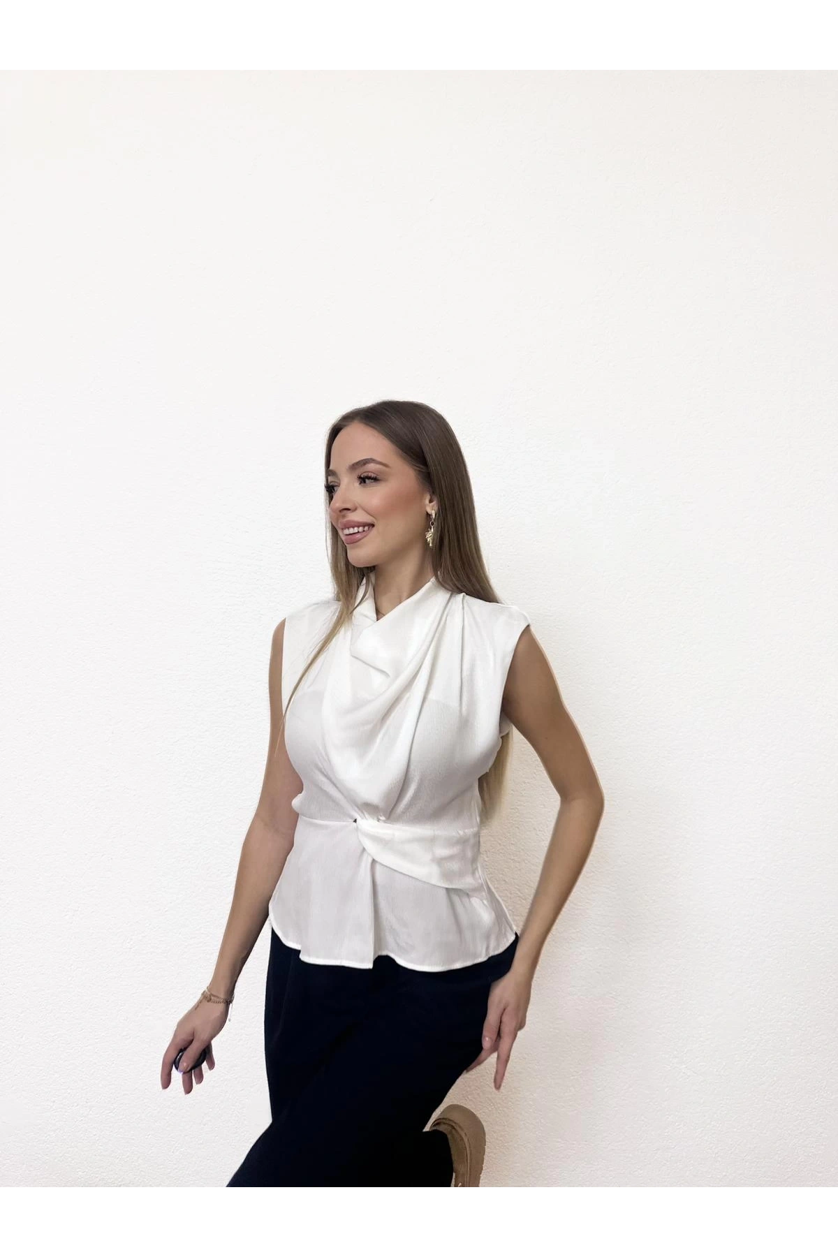 Sıfır Kol Degaje Yaka Volanlı Bluz