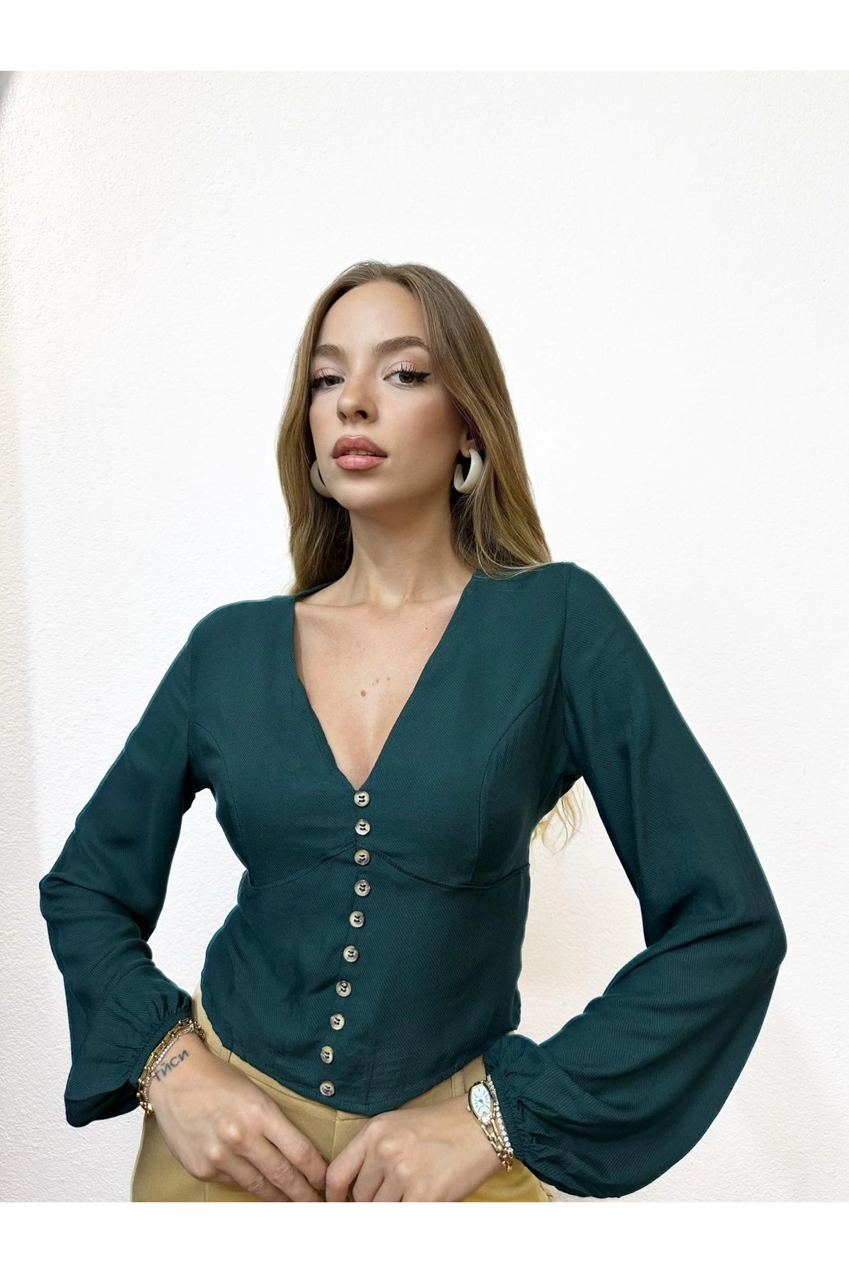 Uzun Kollu V Yaka Düğme Detaylı Bluz