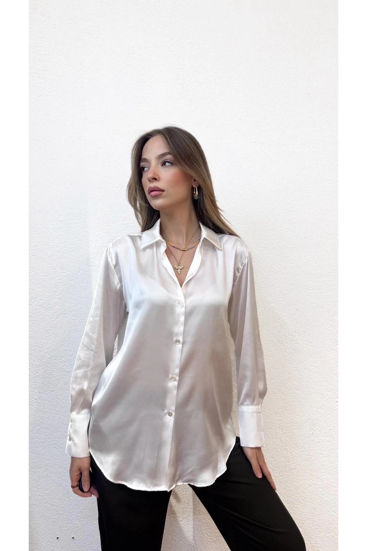 V Yaka Basic Saten Kırık Beyaz Gömlek