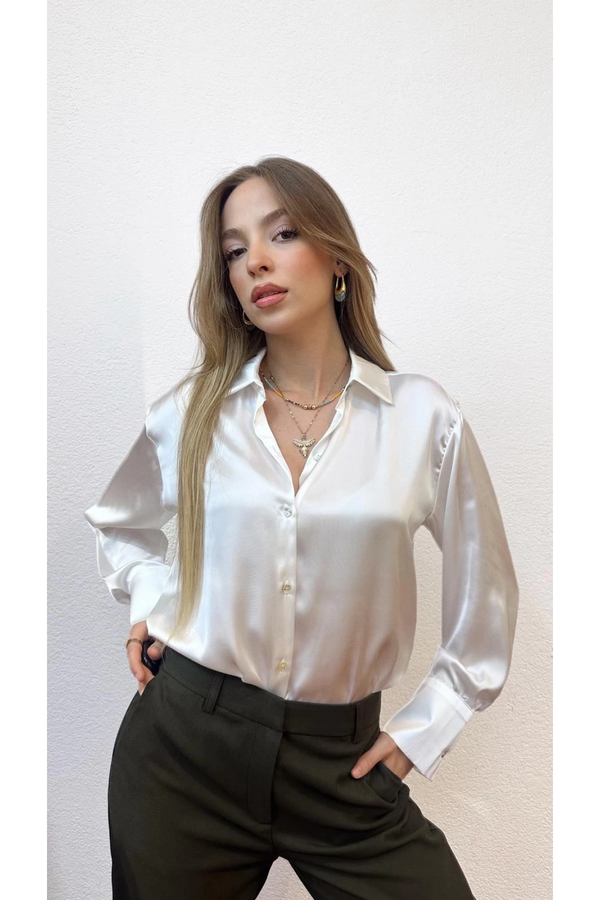 V Yaka Basic Saten Kırık Beyaz Gömlek