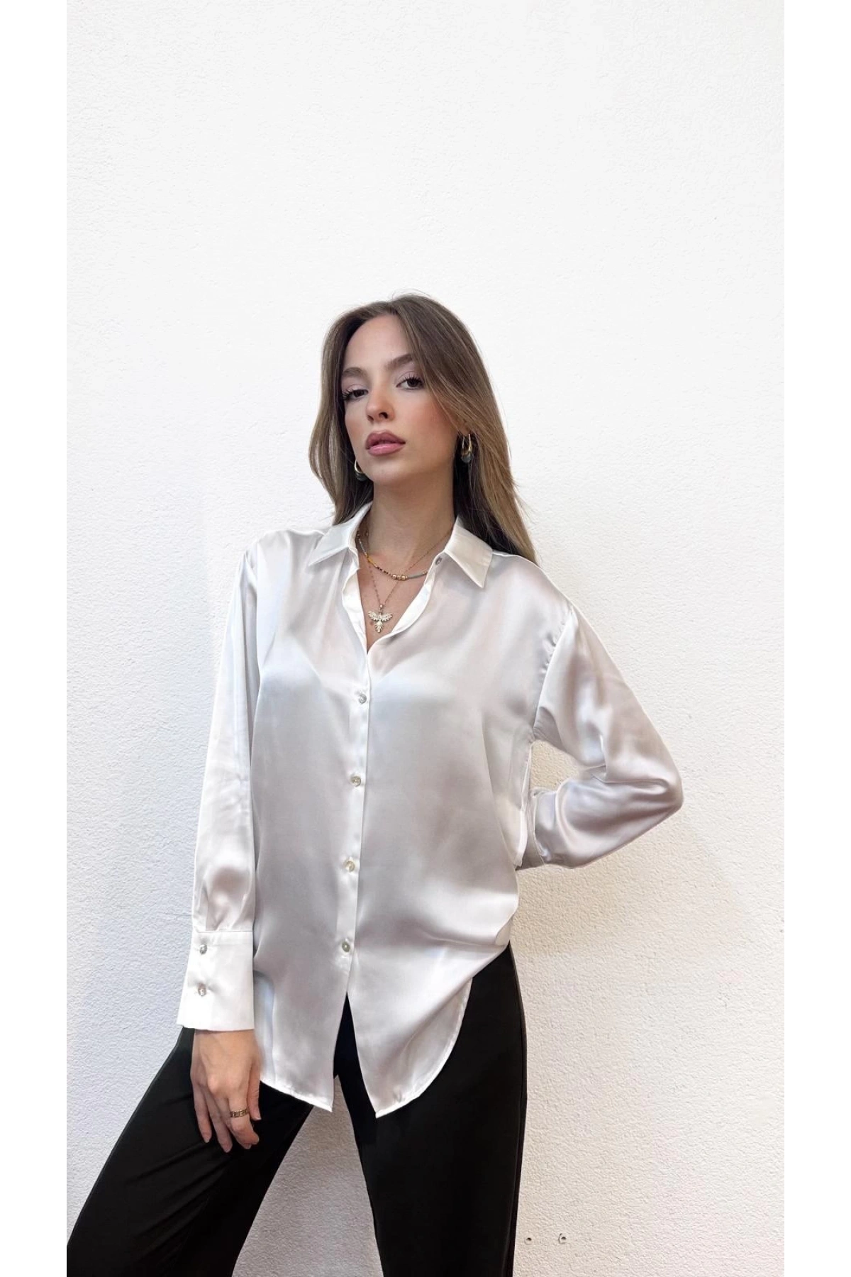 V Yaka Basic Saten Kırık Beyaz Gömlek