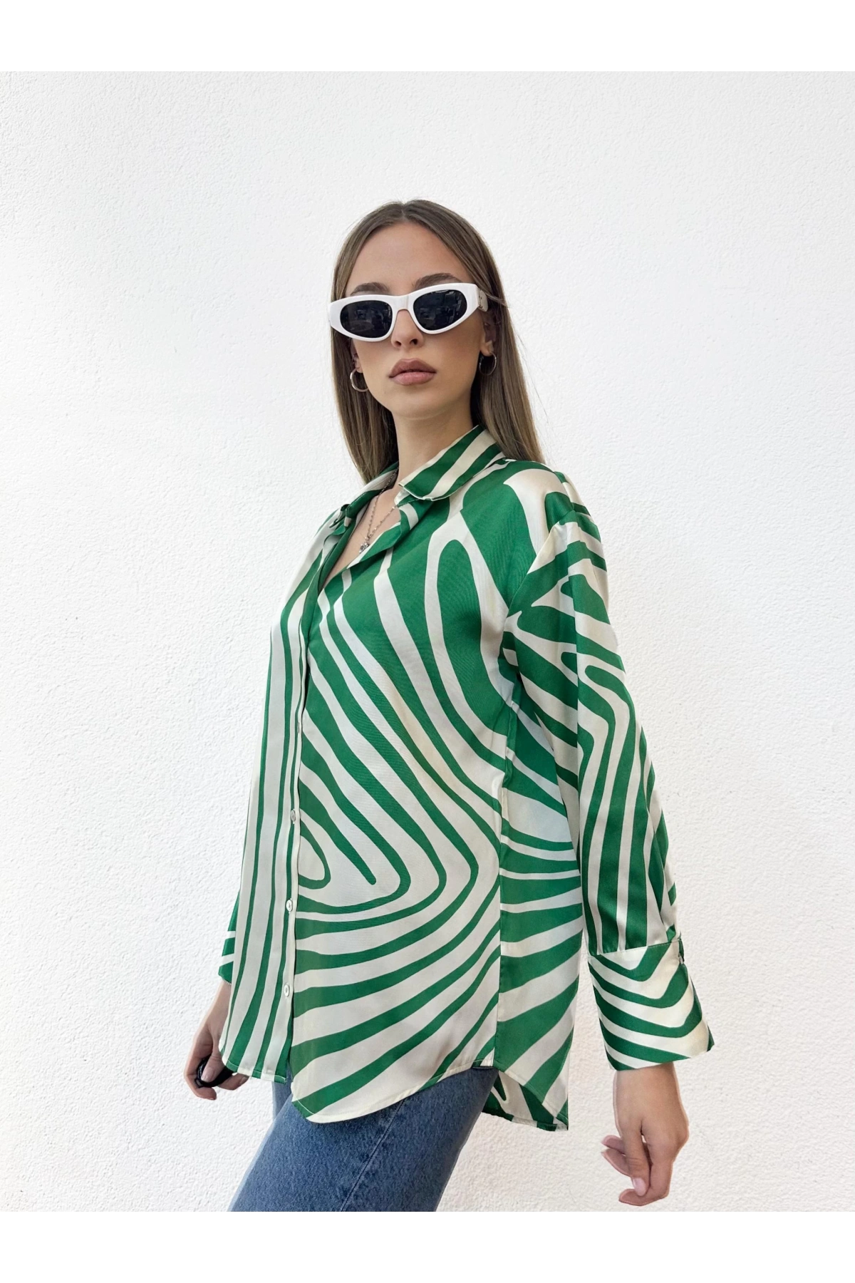 V Yaka Desenli Yeşil Gömlek