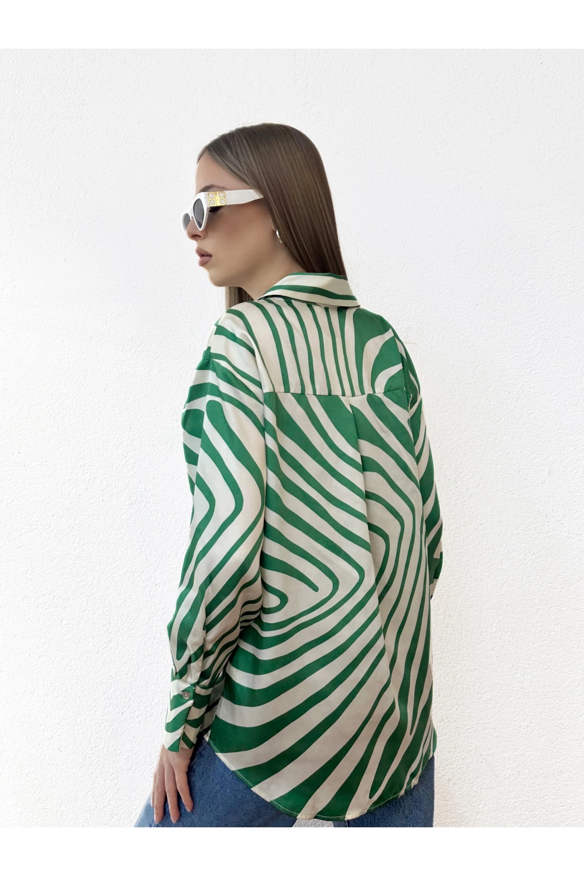 V Yaka Desenli Yeşil Gömlek